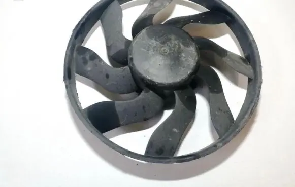 Radiator cooling fan shroud