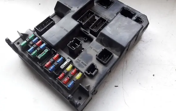 Citroen C5 Fuse module 9651196880