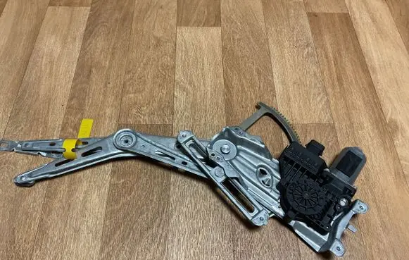 Opel Zafira A Front door window regulator with motor 13132221 90579572 0130821768