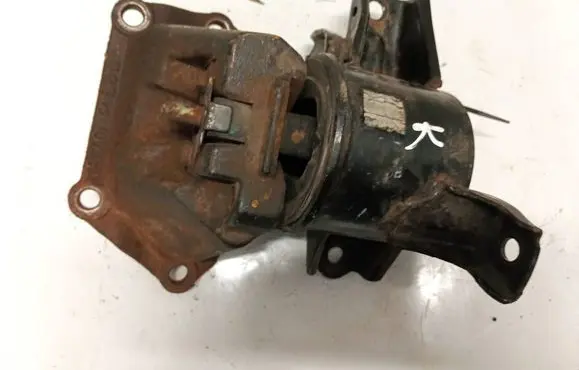 Engine mount bracket