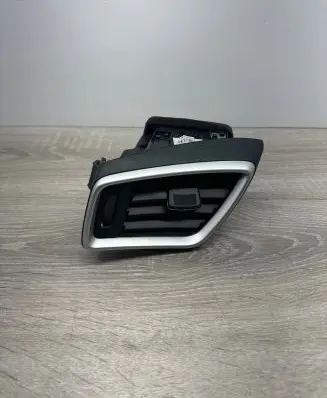 Nissan Qashqai Dashboard side air vent grill/cover trim 687614EA0A DN06778