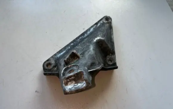 BMW 7 E65 E66 Engine mounting bracket 13807410