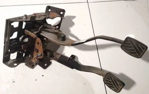 Suzuki Grand Vitara II Brake pedal 