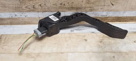 Accelerator throttle pedal