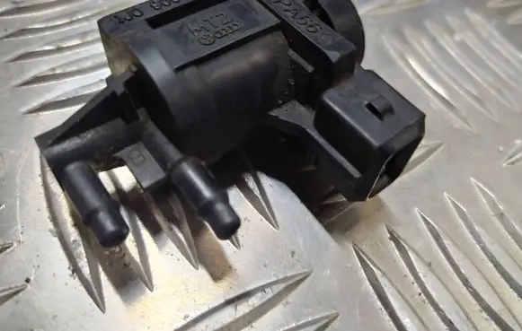 Audi A4 S4 B5 8D Turbo solenoid valve 1J0906283A