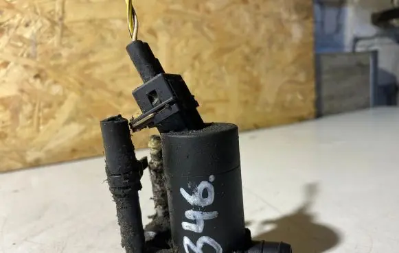 Ford Mondeo Mk III Windscreen/windshield washer pump 1S7117K624FC
