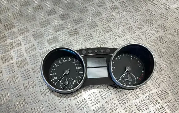 Speedometer (instrument cluster)