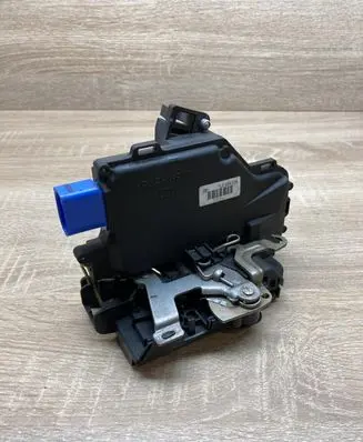 Volkswagen Touran I Rear door lock 7L0839015