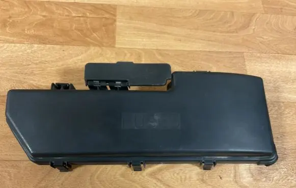 Volvo V70 Fuse box cover 9494211