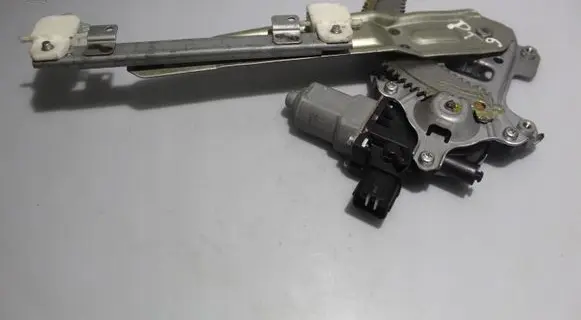 Mitsubishi Lancer X Rear window lifting mechanism without motor