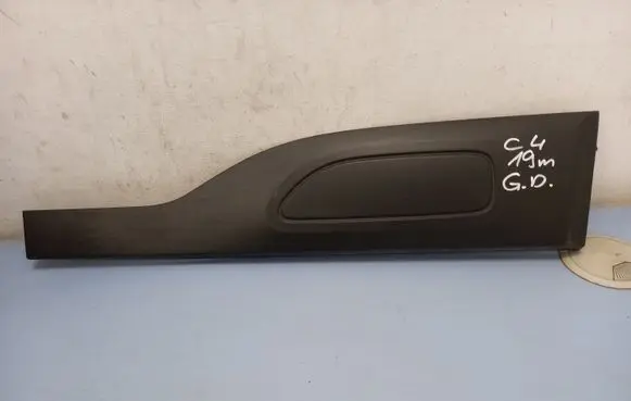 Rear door trim (molding)