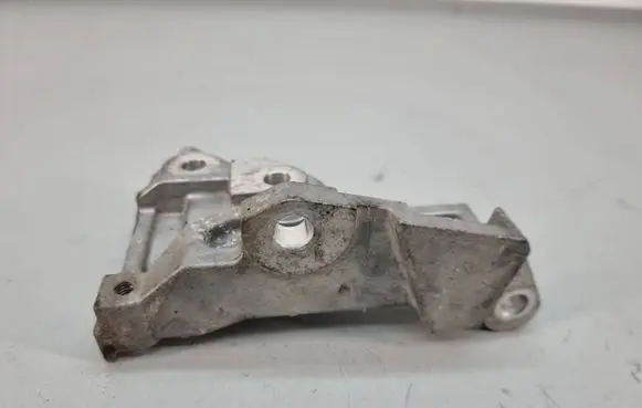 Land Rover Evoque I Engine mounting bracket