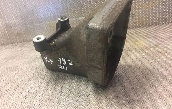Mercedes-Benz E W211 Engine mounting bracket 6112230704 A6112230704