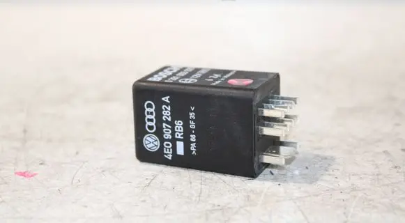 Audi A5 8T 8F Glow plug pre-heat relay 4E0907282A 0281003029
