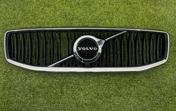 Volvo V60 Front bumper upper radiator grill 32132212 32132224