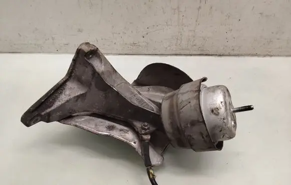 Audi A4 S4 B6 8E 8H Engine mounting bracket 