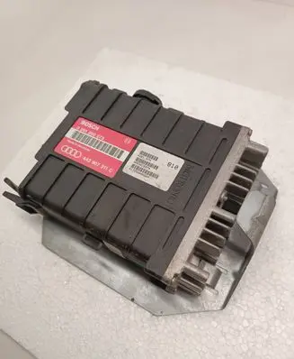 Volkswagen PASSAT B5 Engine control unit/module 443907311C 0261200273