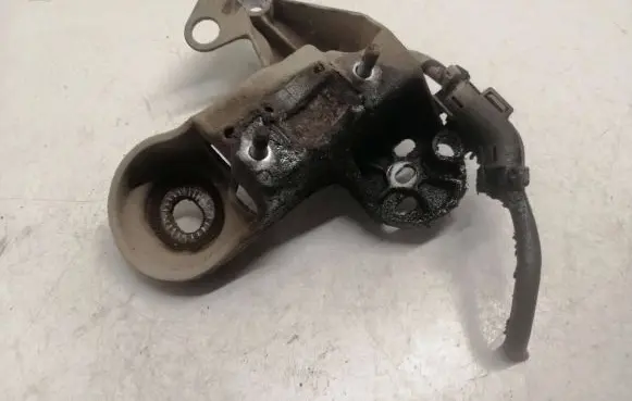 Audi A4 S4 B5 8D Engine mounting bracket 8D0199352H