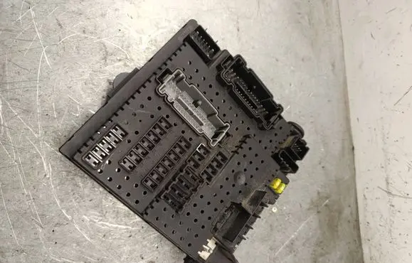 Volvo V70 Fuse module 8676391