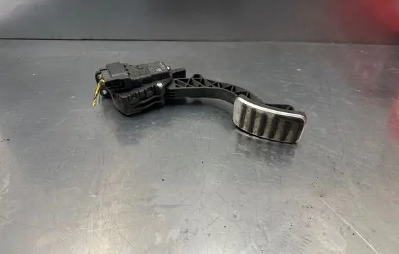 Accelerator throttle pedal