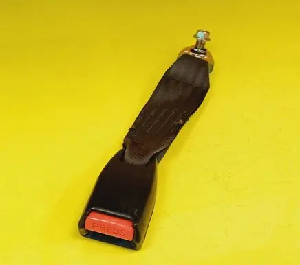 Suzuki Swift I Rear seatbelt buckle