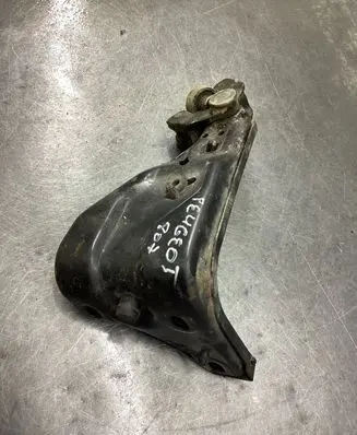 Peugeot 807 Fender mounting bracket