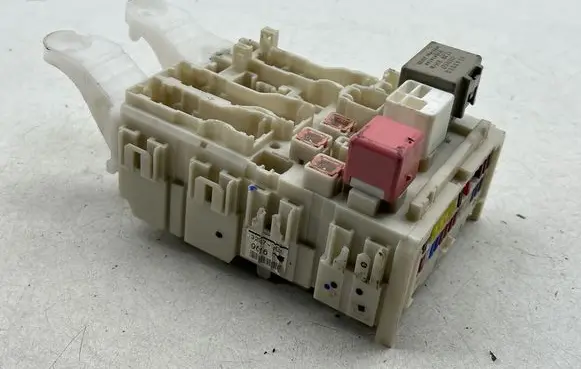 Toyota Auris 150 Fuse module 8273002140A 02107J24