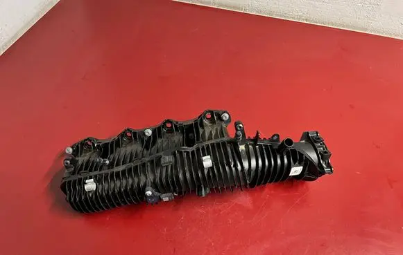 BMW X1 U11 Intake manifold 8487589 11618487589