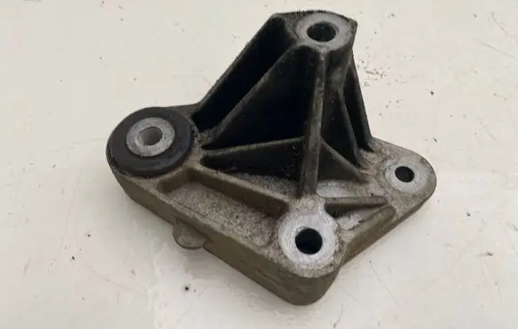 Volvo V40 Engine mounting bracket