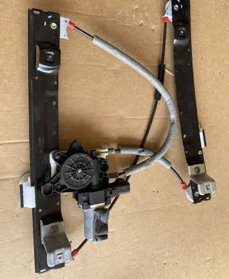 Rear door manual window regulator
