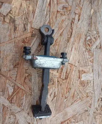 Hyundai i30 Rear door check strap stopper
