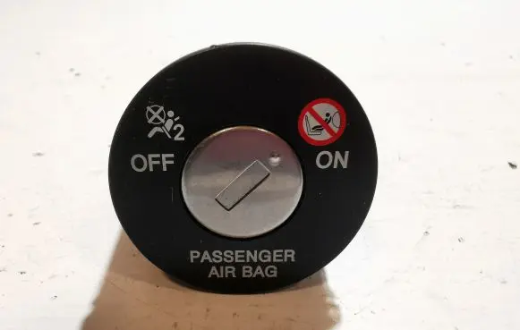 KIA Ceed Passenger airbag on/off switch 