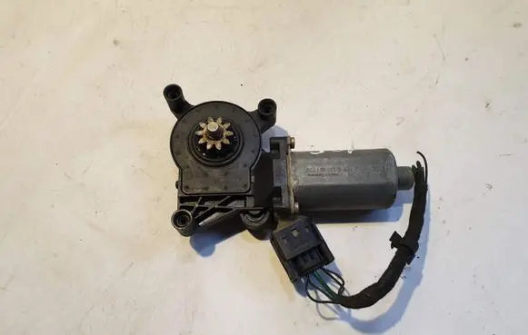 Mercedes-Benz E W210 Front door window regulator motor 0130821708 119152XXX963