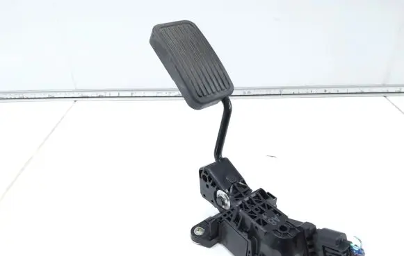 Honda CR-V Accelerator throttle pedal 2700000380