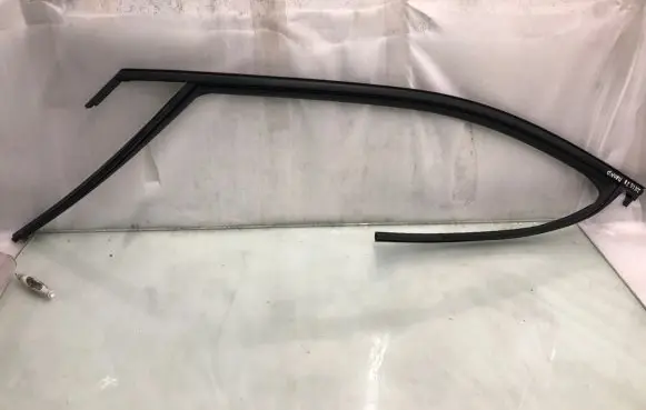 Seat Arona Rubber seal front door window/glass 