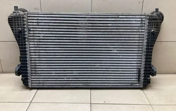 Volkswagen Touran I Intercooler radiator 1K0145803