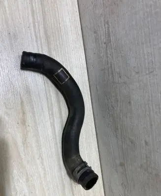 Engine coolant pipe/hose