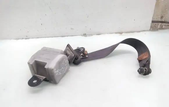 Mitsubishi Pajero Middle seatbelt (rear) 