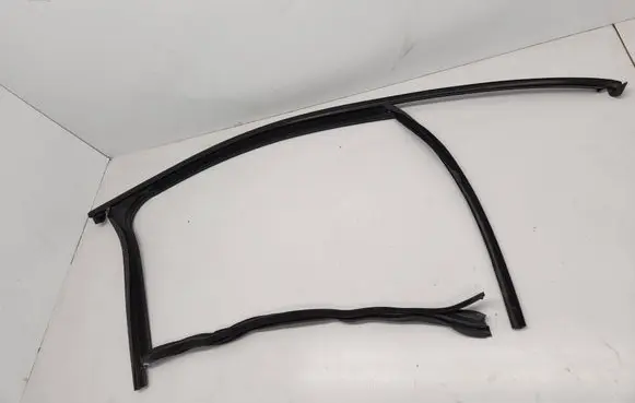 Porsche Macan (95B) Rubber seal front coupe door window 