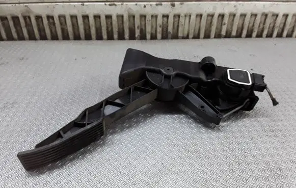 Mercedes-Benz B W245 Accelerator throttle pedal A1693000104