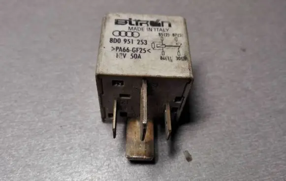 Volkswagen PASSAT B5.5 Other relay 8D0951253