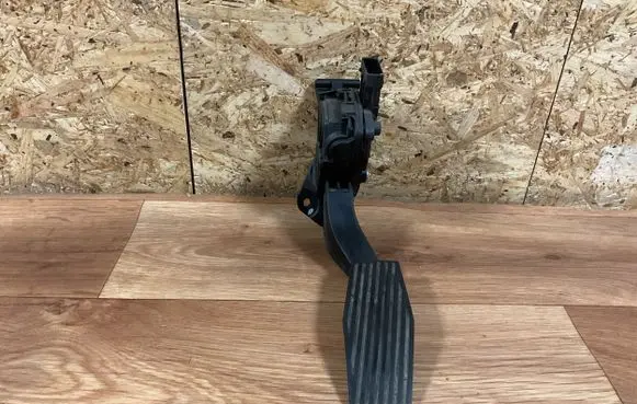 Opel Insignia A Accelerator throttle pedal 13237352 6PV00976500 12022010