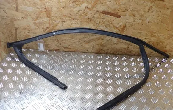 Audi A4 S4 B8 8K Front door window/glass frame 