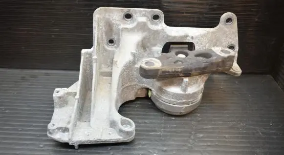 Nissan Qashqai Engine mount bracket 11220JD700