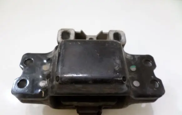 Volkswagen Touran I Engine mount bracket 1K0199555