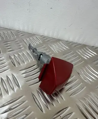 KIA Ceed Front door lock (next to the handle) 
