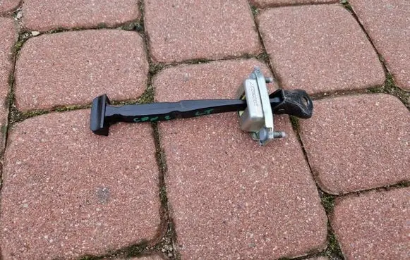 Renault Captur II Rear door check strap stopper