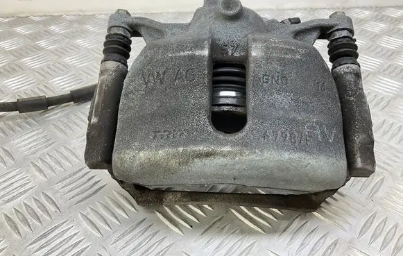 Volkswagen Tiguan Front brake caliper 6798F