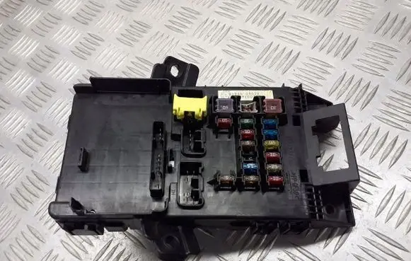 Toyota Avensis T220 Fuse box cover 82730-05020