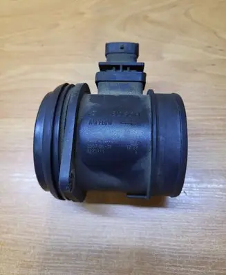 Volvo S40 Mass air flow meter 30677999 0281002730